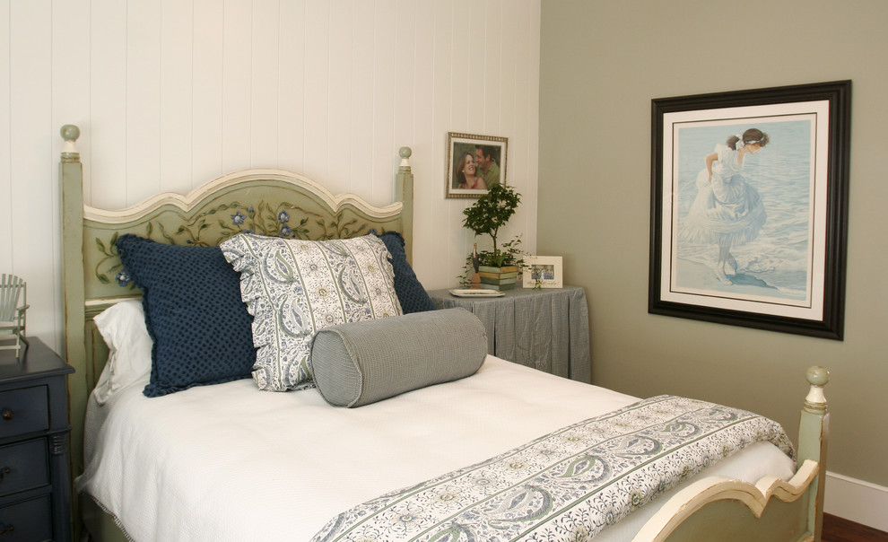 Свежая идея для дизайна: спальня в классическом стиле с бежевыми стенами - отличное фото интерьера