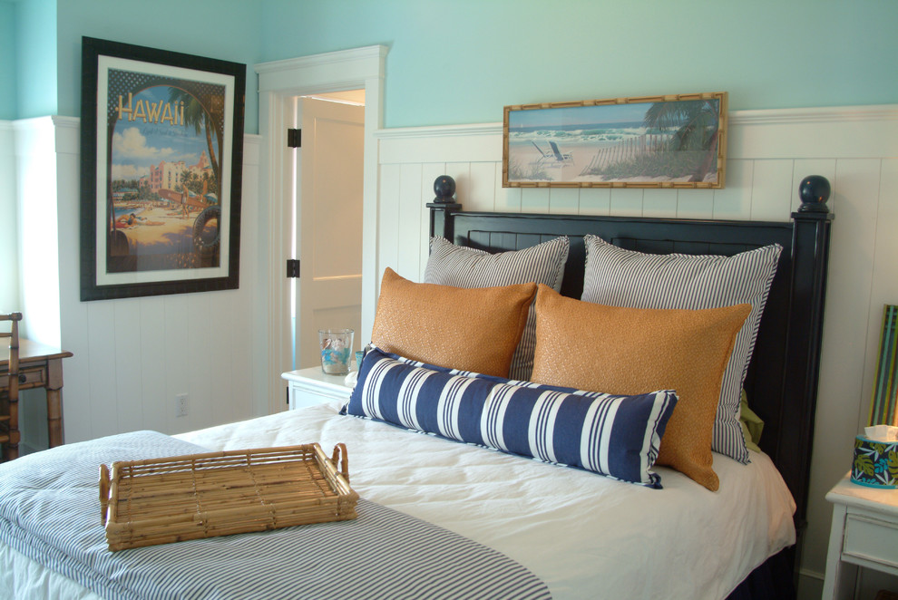 Modelo de dormitorio marinero con paredes azules y con escritorio
