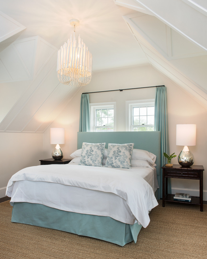 На фото: гостевая спальня среднего размера, (комната для гостей) на мансарде в морском стиле с бежевыми стенами с