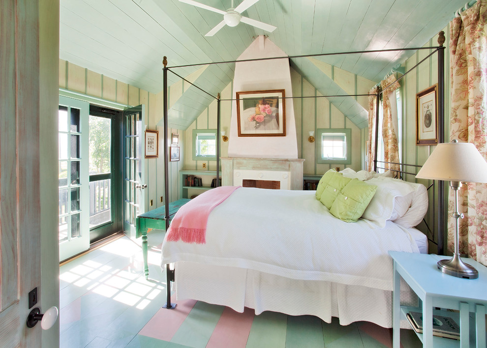 Immagine di una camera da letto stile marino con pavimento in legno verniciato e pavimento multicolore