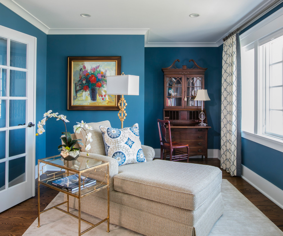 Esempio di una grande camera matrimoniale chic con pareti blu e pavimento in legno massello medio