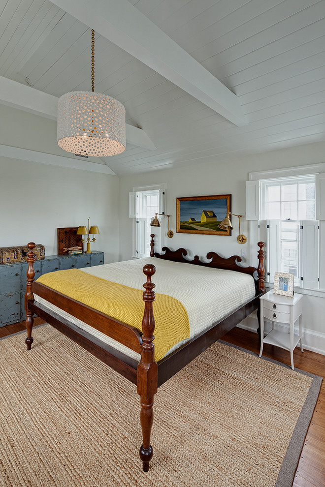 Diseño de dormitorio tradicional renovado con paredes grises y suelo de madera en tonos medios