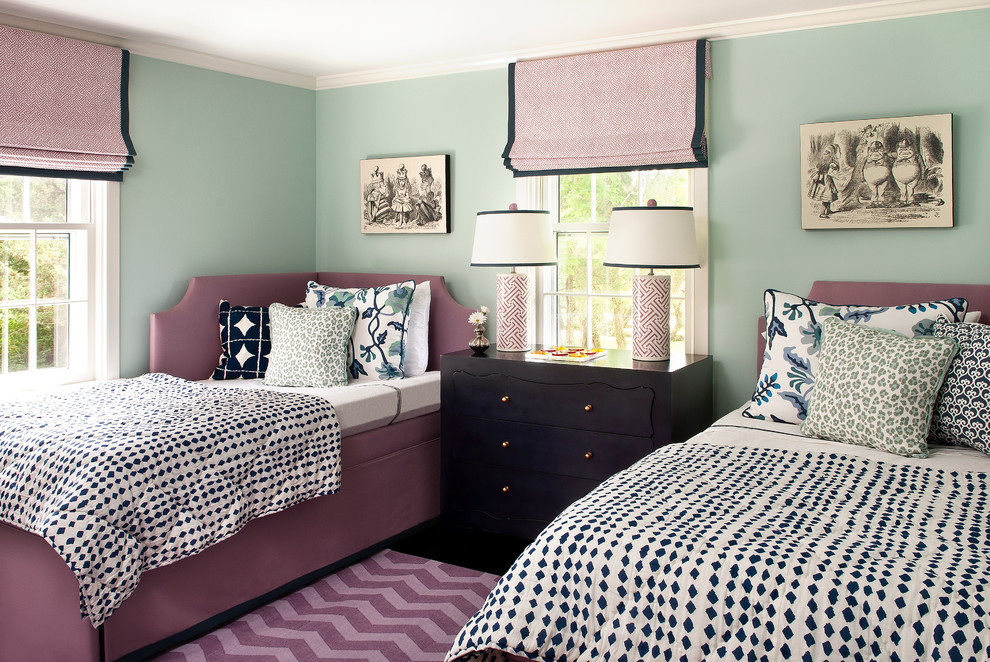 На фото: спальня в морском стиле с зелеными стенами с