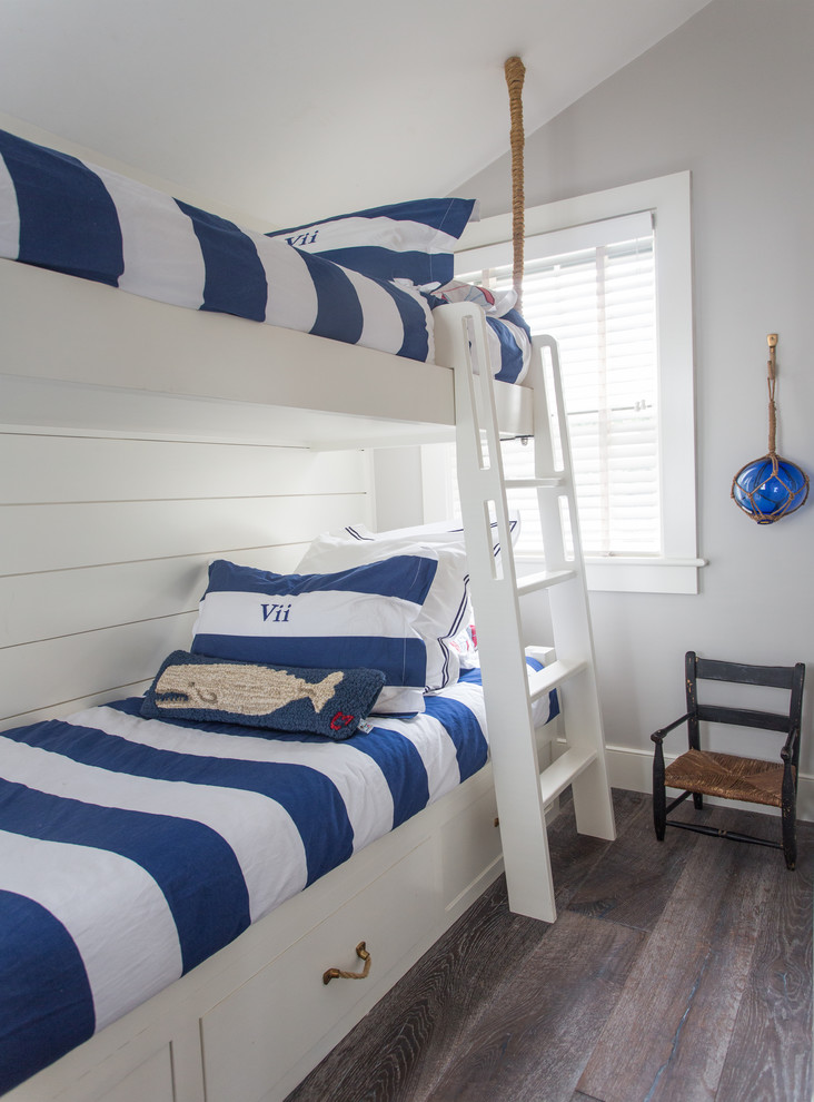 Idée de décoration pour une petite chambre d'amis marine avec un mur gris, parquet foncé et aucune cheminée.