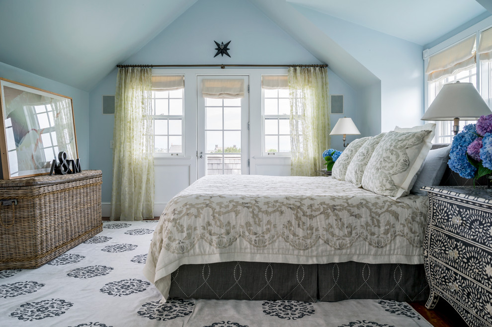 Inspiration for a mid-sized coastal guest medium tone wood floor bedroom remodel in New York with gray walls