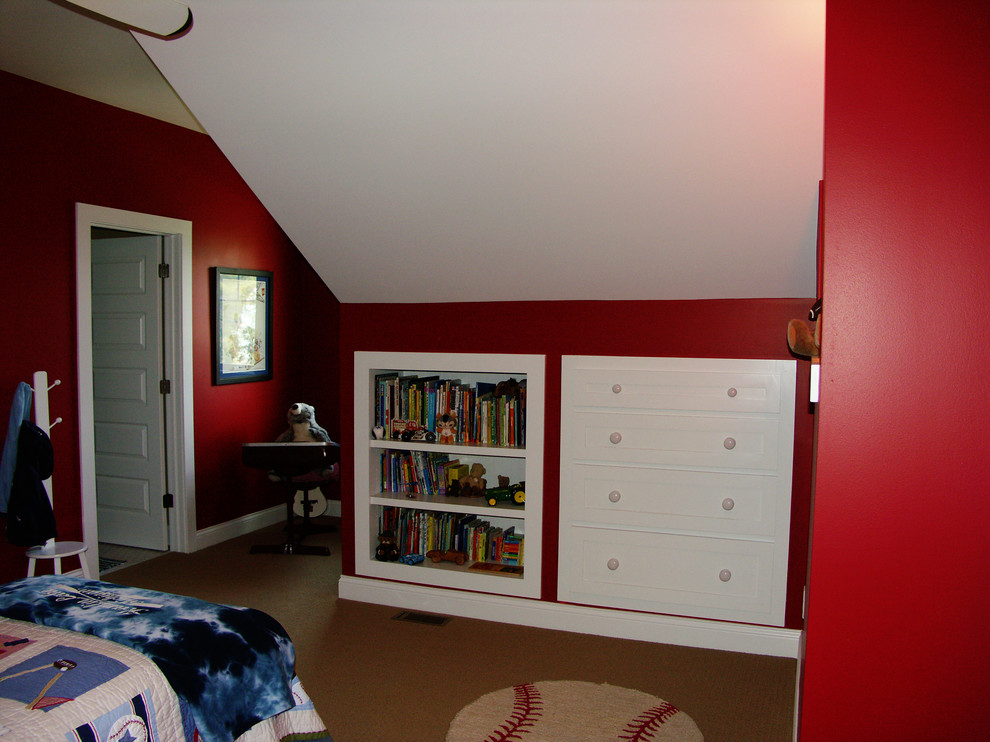 他の地域にある小さなトラディショナルスタイルのおしゃれなロフト寝室 (赤い壁、カーペット敷き) のインテリア