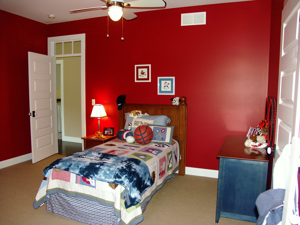 他の地域にある小さなトラディショナルスタイルのおしゃれなロフト寝室 (赤い壁、カーペット敷き)