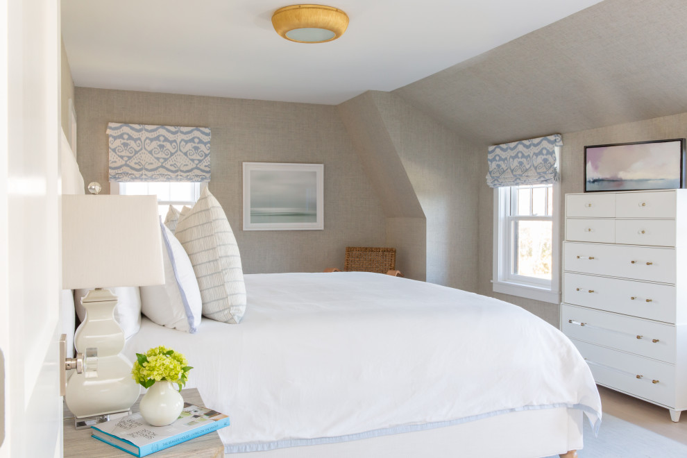 Imagen de dormitorio principal marinero de tamaño medio con paredes grises, moqueta y suelo multicolor