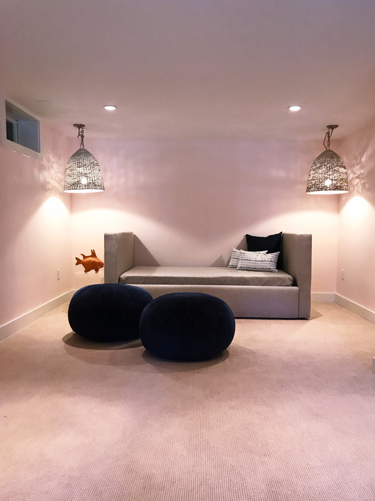 Modelo de habitación de invitados marinera grande con paredes rosas y suelo de madera en tonos medios