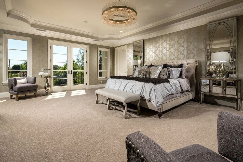 Design ideas for a traditional bedroom in Los Angeles.