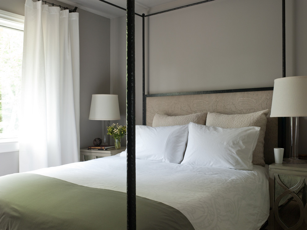 Пример оригинального дизайна: маленькая гостевая спальня (комната для гостей) в стиле кантри с серыми стенами и светлым паркетным полом для на участке и в саду