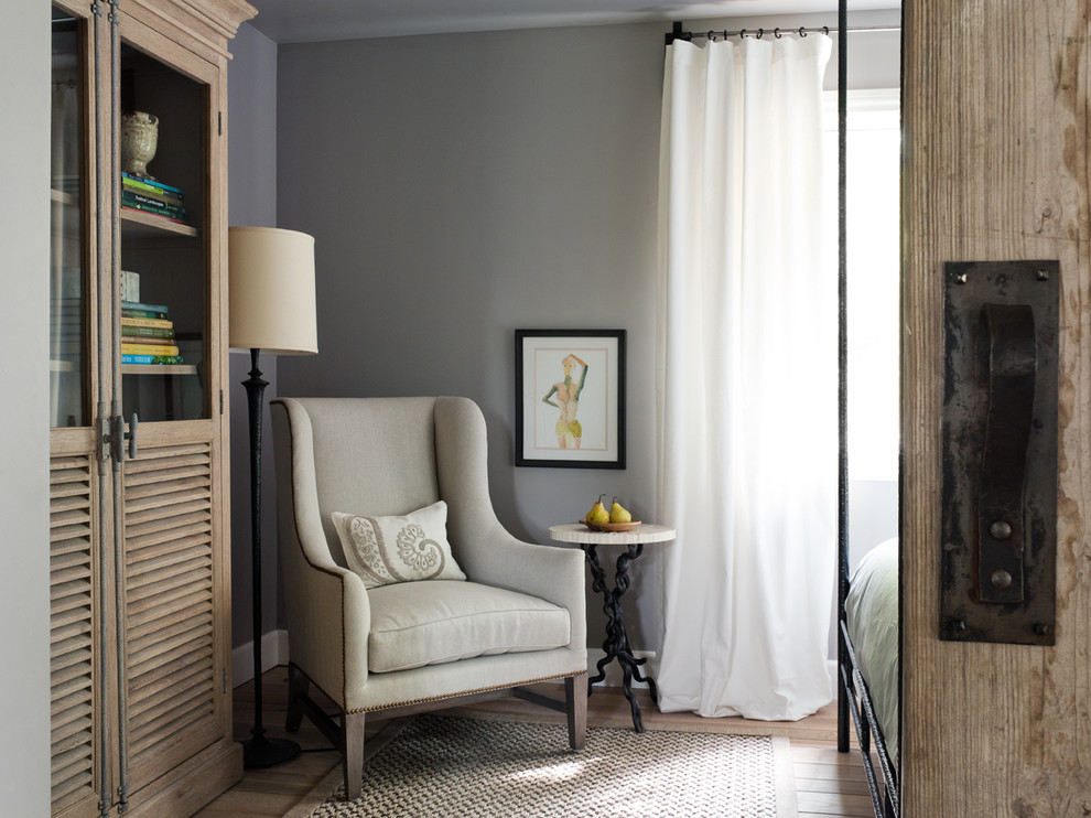 Diseño de habitación de invitados de estilo de casa de campo pequeña con paredes grises y suelo de madera clara