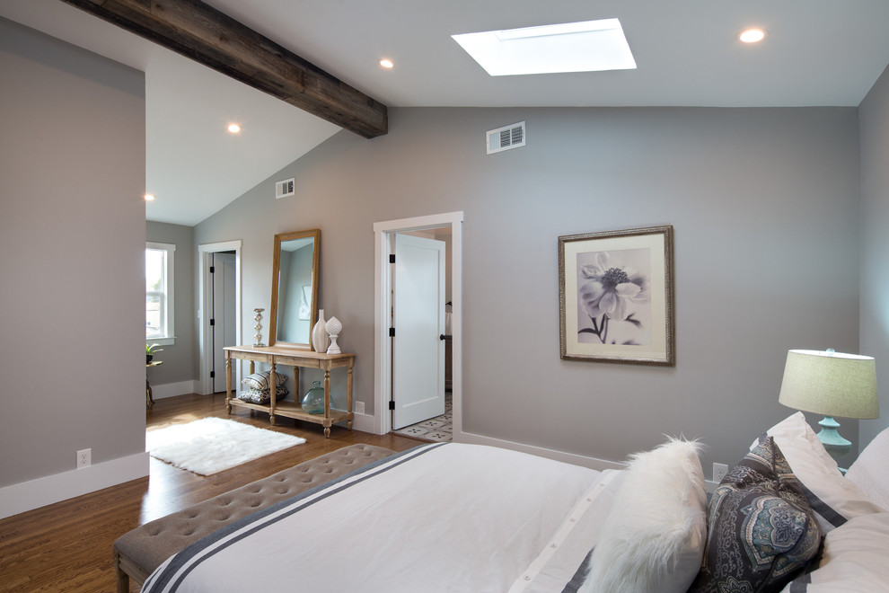 Идея дизайна: большая хозяйская спальня в стиле кантри с серыми стенами, паркетным полом среднего тона и коричневым полом без камина