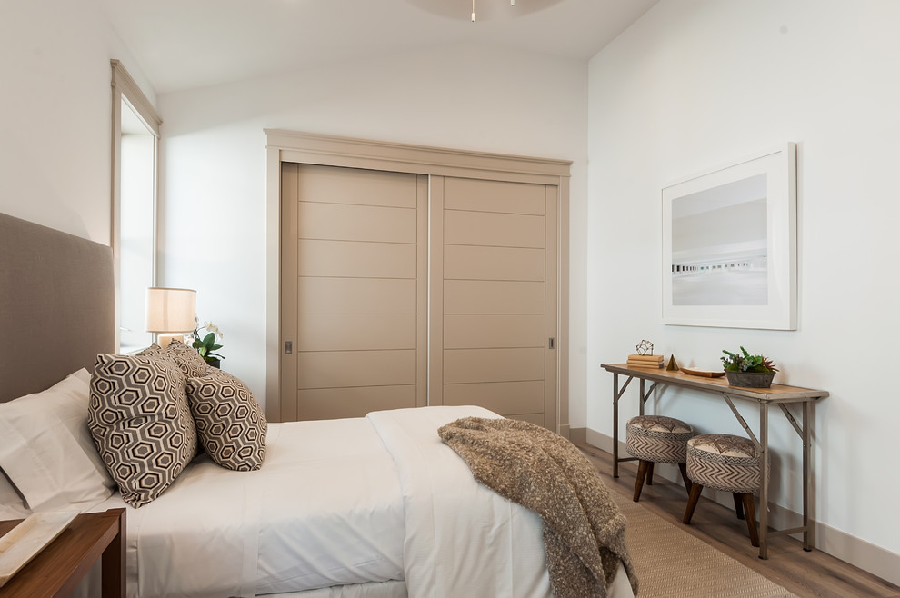 Пример оригинального дизайна: гостевая спальня среднего размера, (комната для гостей) в стиле неоклассика (современная классика) с белыми стенами, паркетным полом среднего тона и коричневым полом без камина