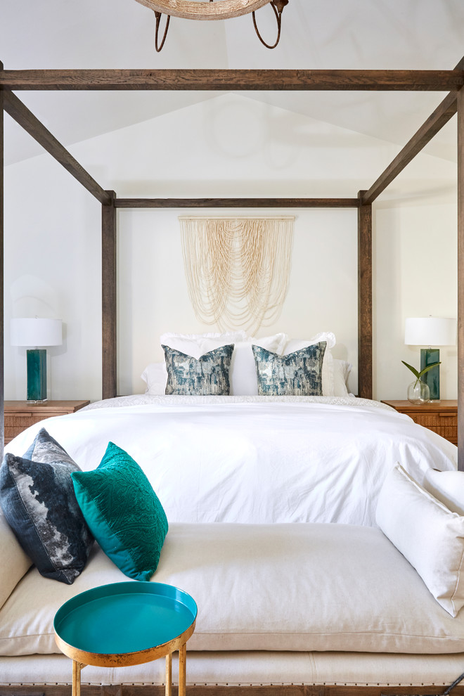 Пример оригинального дизайна: большая хозяйская спальня в средиземноморском стиле с белыми стенами, полом из терракотовой плитки, стандартным камином, фасадом камина из штукатурки и оранжевым полом