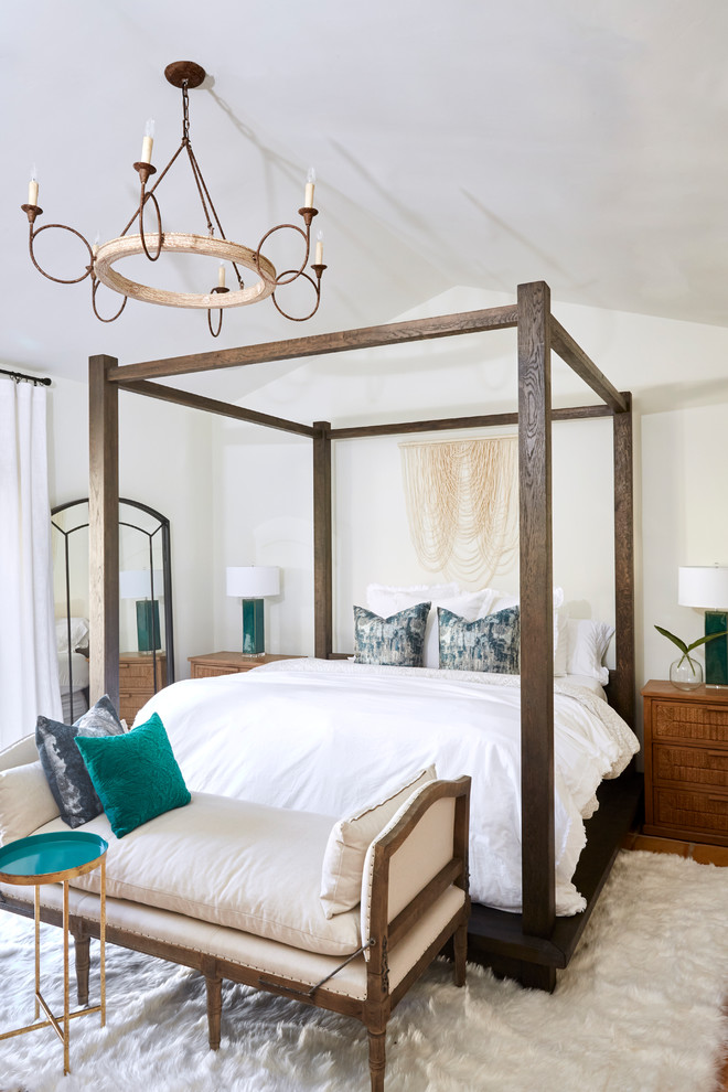 フェニックスにある広い地中海スタイルのおしゃれな主寝室 (白い壁、テラコッタタイルの床、標準型暖炉、漆喰の暖炉まわり、オレンジの床) のレイアウト