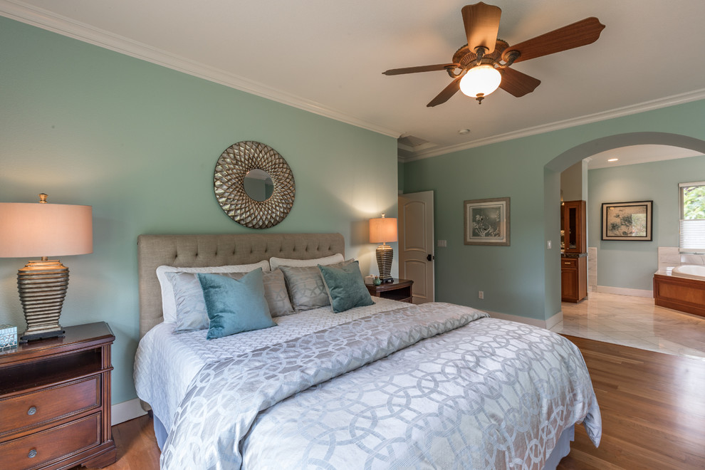 Стильный дизайн: хозяйская спальня в классическом стиле с синими стенами, паркетным полом среднего тона и коричневым полом - последний тренд