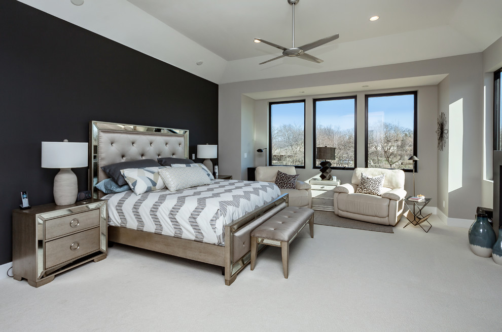 Esempio di una camera da letto classica con pareti grigie, moquette e pavimento bianco