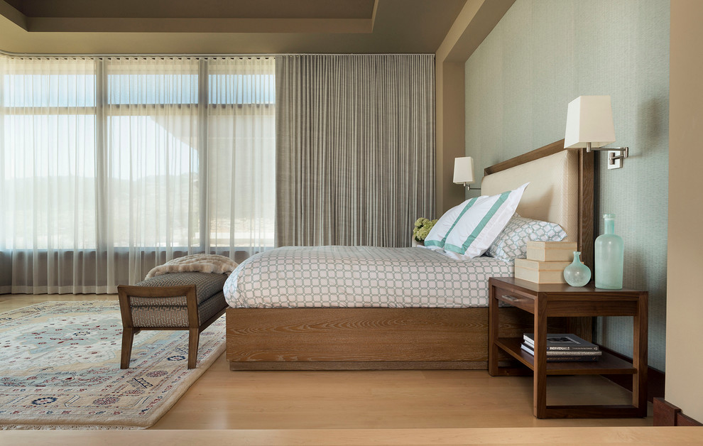 Свежая идея для дизайна: хозяйская спальня в стиле неоклассика (современная классика) с разноцветными стенами и светлым паркетным полом - отличное фото интерьера