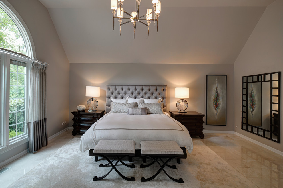 Imagen de dormitorio principal clásico renovado grande sin chimenea con paredes grises, suelo de mármol y suelo beige