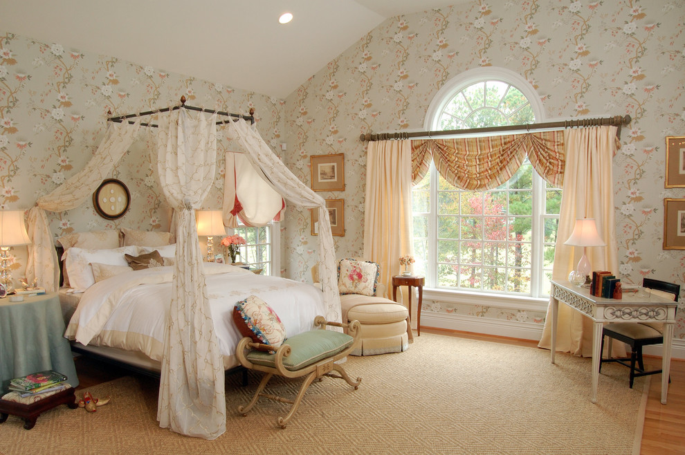 На фото: спальня в классическом стиле с разноцветными стенами