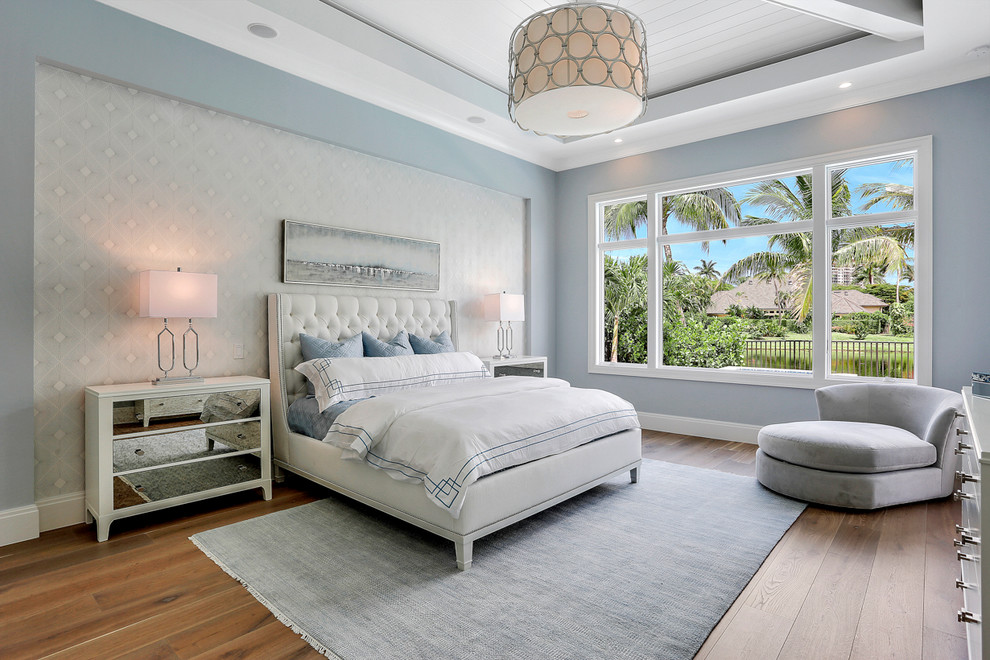 Пример оригинального дизайна: спальня в морском стиле с серыми стенами, паркетным полом среднего тона и коричневым полом