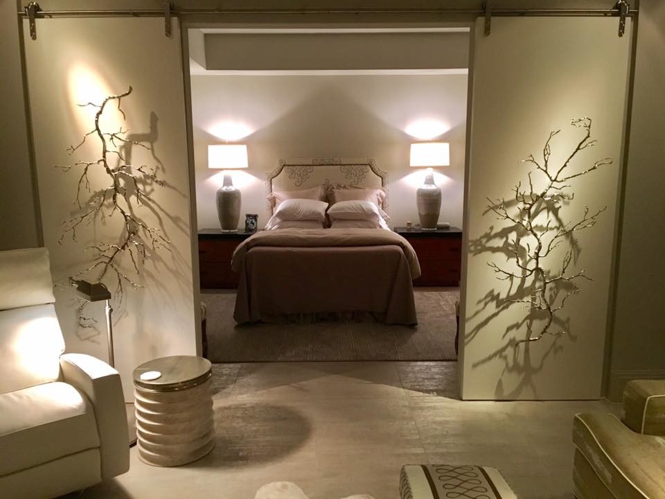 マイアミにある広いアジアンスタイルのおしゃれな主寝室 (ベージュの壁、暖炉なし、ベージュの床)