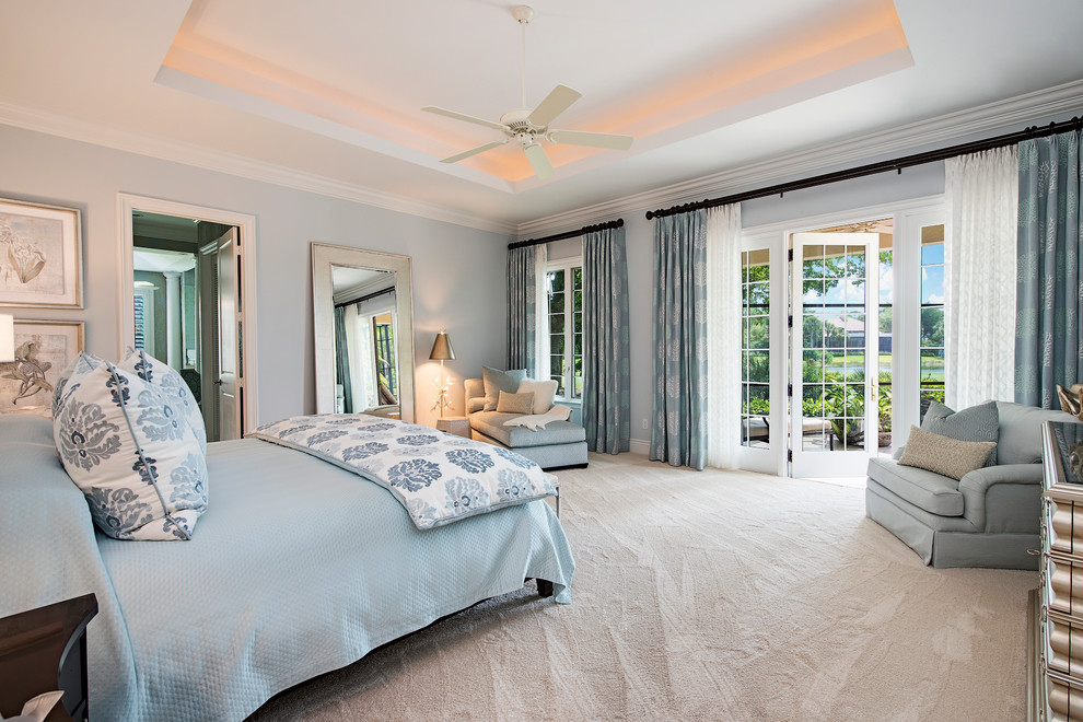 Großes Maritimes Hauptschlafzimmer mit blauer Wandfarbe und Teppichboden in Miami