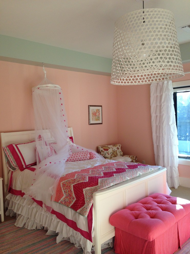 マイアミにある中くらいなシャビーシック調のおしゃれな客用寝室 (ピンクの壁、カーペット敷き、暖炉なし) のレイアウト