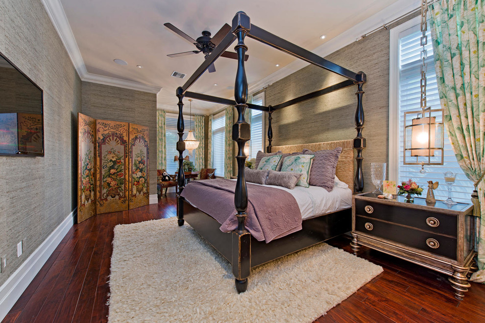 Modelo de dormitorio televisión clásico con paredes beige y suelo de madera oscura