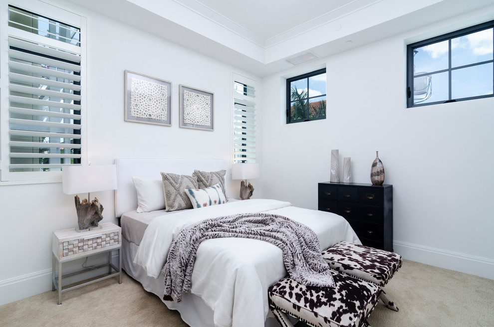 Пример оригинального дизайна: гостевая спальня (комната для гостей) в стиле неоклассика (современная классика) с белыми стенами, ковровым покрытием и бежевым полом