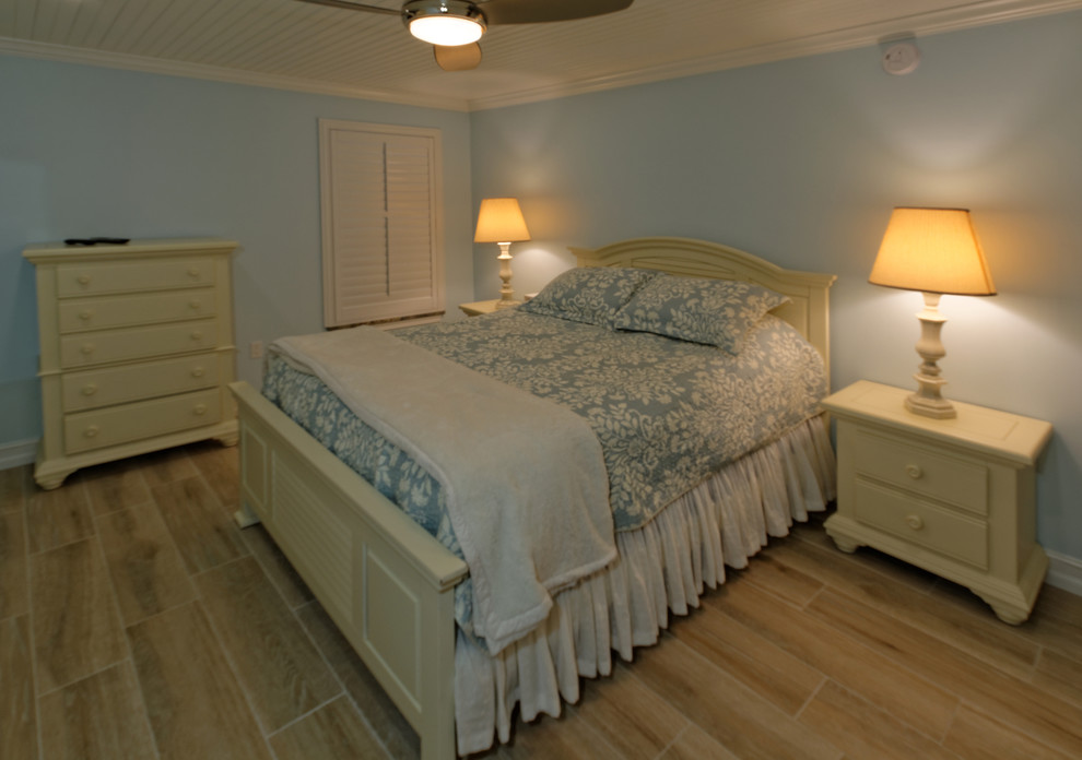 Immagine di una camera matrimoniale stile marino di medie dimensioni con pareti blu, pavimento con piastrelle in ceramica e nessun camino