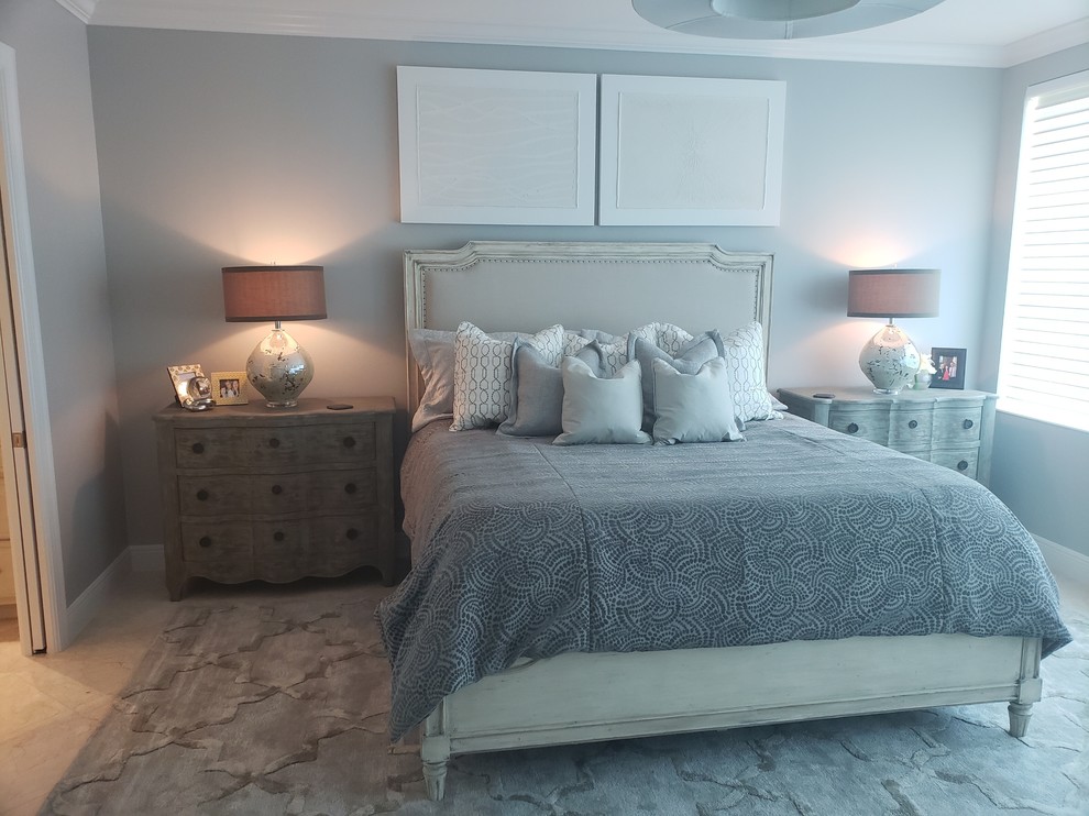 На фото: большая хозяйская спальня в стиле неоклассика (современная классика) с серыми стенами, мраморным полом и оранжевым полом без камина с