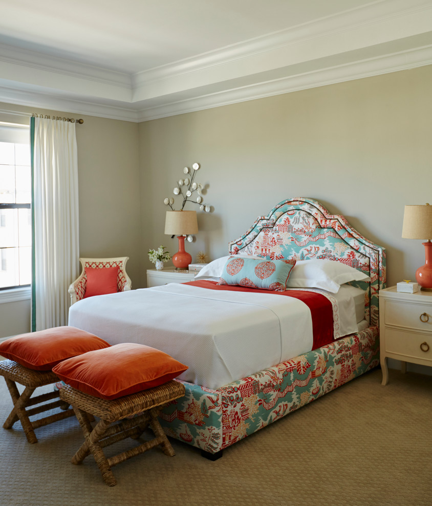 Modelo de habitación de invitados clásica renovada de tamaño medio con paredes beige y suelo de madera clara