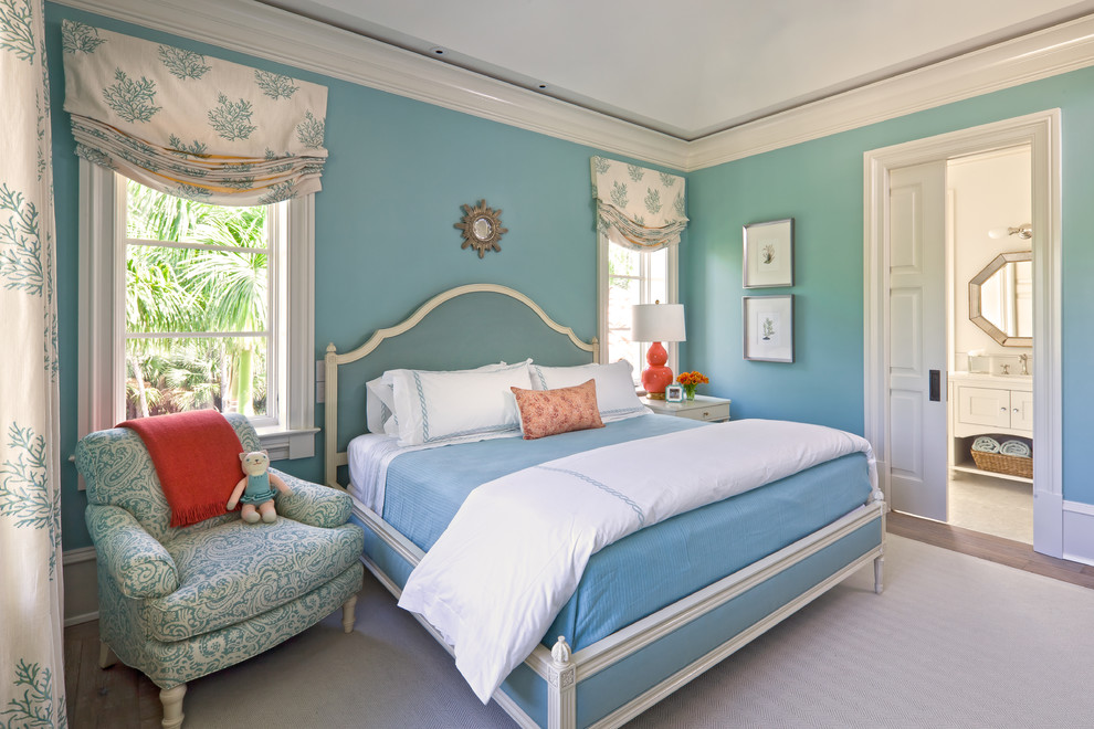 Klassisches Hauptschlafzimmer ohne Kamin mit blauer Wandfarbe und braunem Holzboden in Boston