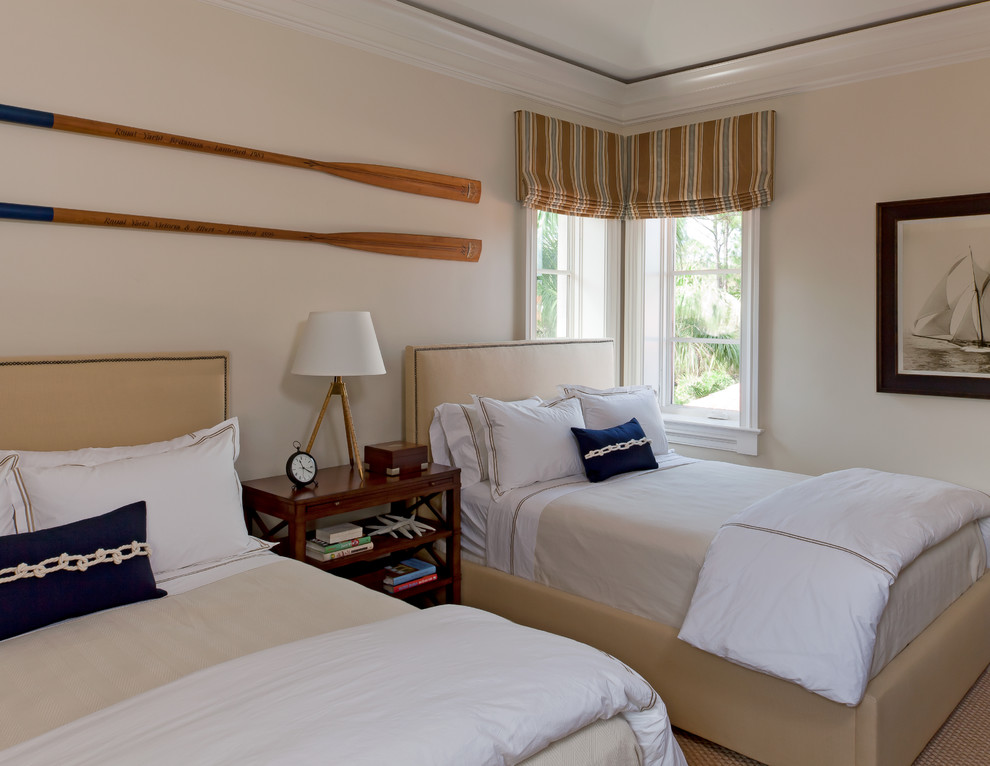 Imagen de habitación de invitados clásica de tamaño medio sin chimenea con paredes beige y moqueta