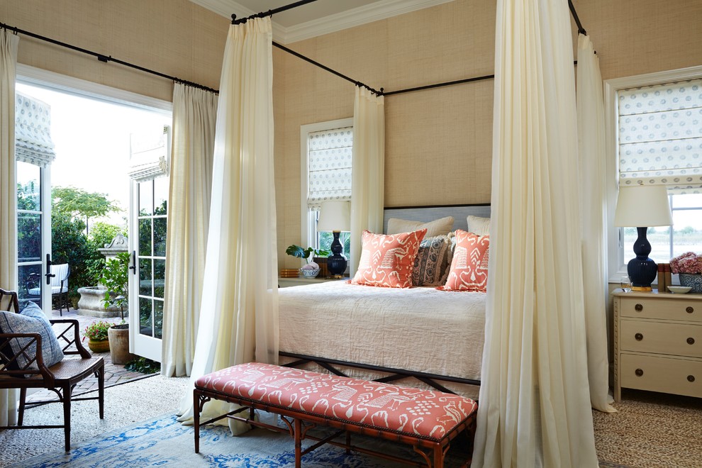 Modelo de habitación de invitados clásica de tamaño medio con paredes beige y moqueta