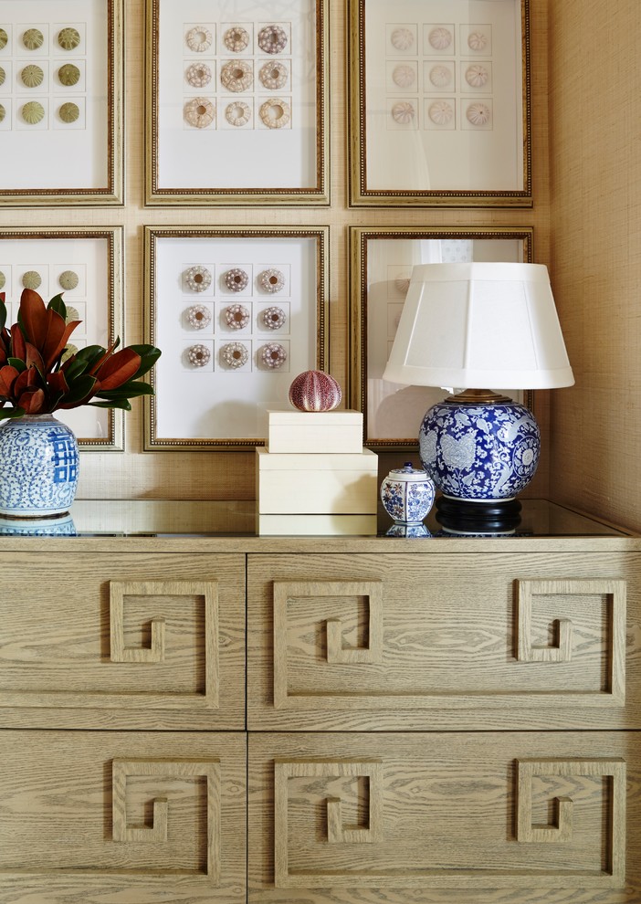 Ispirazione per una camera degli ospiti stile marinaro di medie dimensioni con pareti beige e moquette