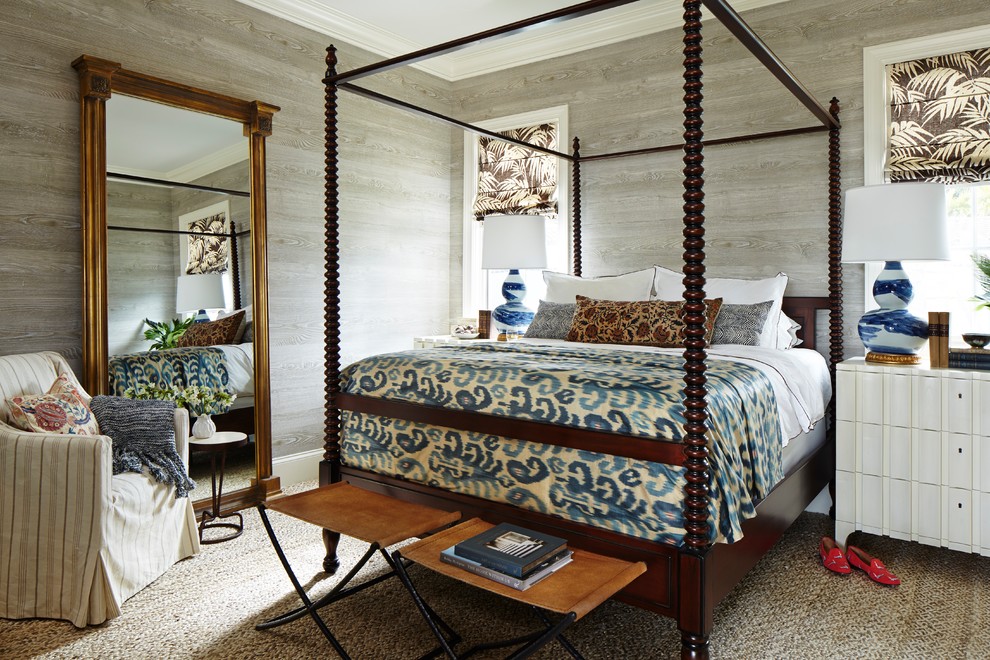 マイアミにある中くらいなトロピカルスタイルのおしゃれな客用寝室 (グレーの壁、カーペット敷き)
