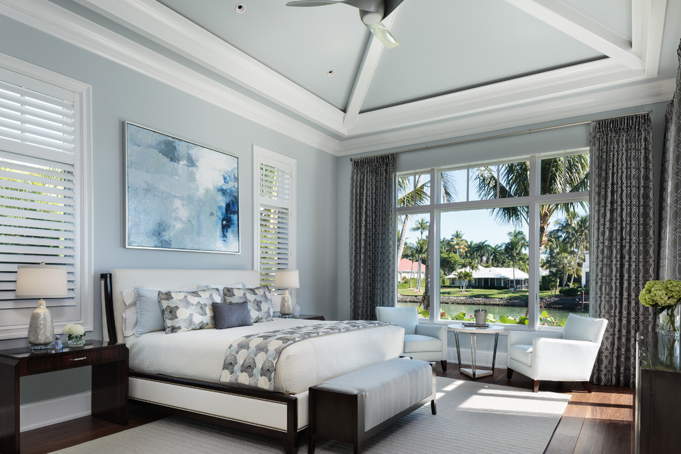 Großes Klassisches Gästezimmer mit blauer Wandfarbe, braunem Holzboden und braunem Boden in Miami