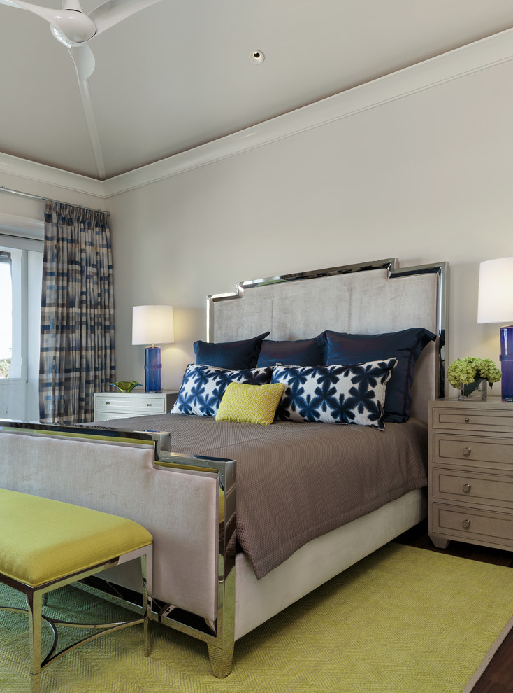 Modelo de habitación de invitados contemporánea grande con paredes beige, suelo de madera en tonos medios y suelo marrón