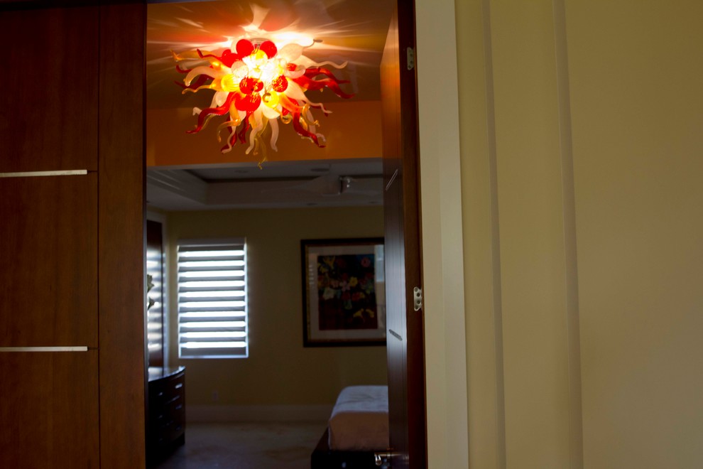 マイアミにある中くらいなトラディショナルスタイルのおしゃれな主寝室のレイアウト