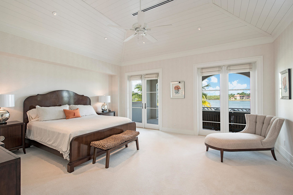 Mittelgroßes Maritimes Hauptschlafzimmer mit weißer Wandfarbe, Teppichboden und beigem Boden in Miami