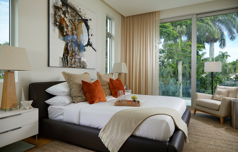 Idée de décoration pour une chambre d'amis minimaliste de taille moyenne avec un mur beige, un sol en bois brun, aucune cheminée et un sol marron.