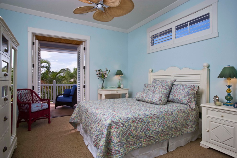 Foto på ett tropiskt sovrum, med blå väggar och heltäckningsmatta