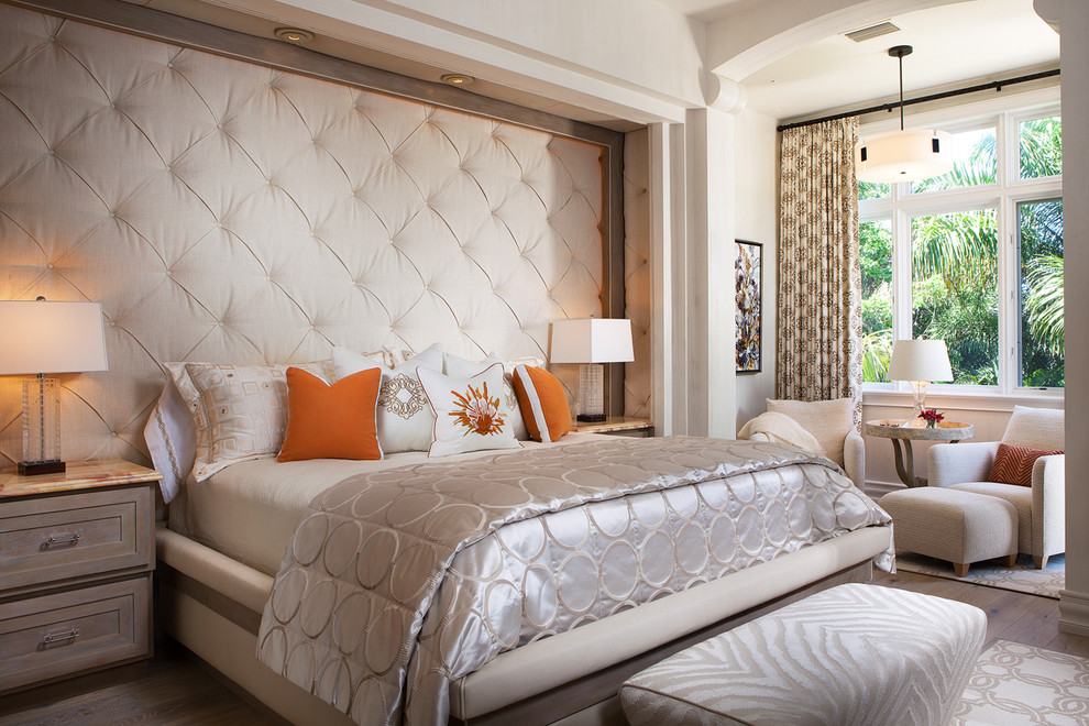 Стильный дизайн: большая хозяйская спальня в современном стиле с белыми стенами и паркетным полом среднего тона без камина - последний тренд