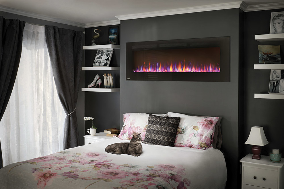 Imagen de dormitorio principal minimalista de tamaño medio con paredes negras, chimenea lineal y marco de chimenea de yeso