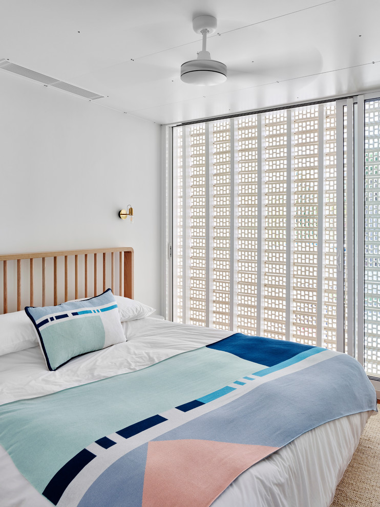 Imagen de dormitorio contemporáneo de tamaño medio con paredes blancas