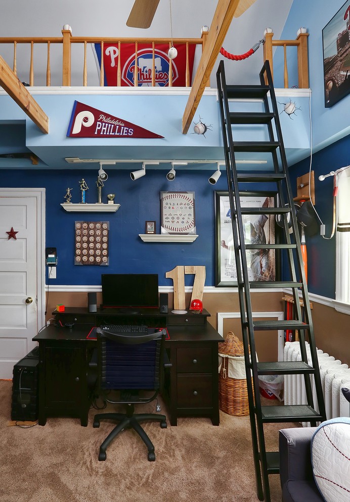 フィラデルフィアにある中くらいなエクレクティックスタイルのおしゃれなロフト寝室 (青い壁、カーペット敷き、ベージュの床) のレイアウト