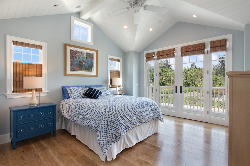 ビーチスタイルのおしゃれな寝室 (青い壁、無垢フローリング) のインテリア